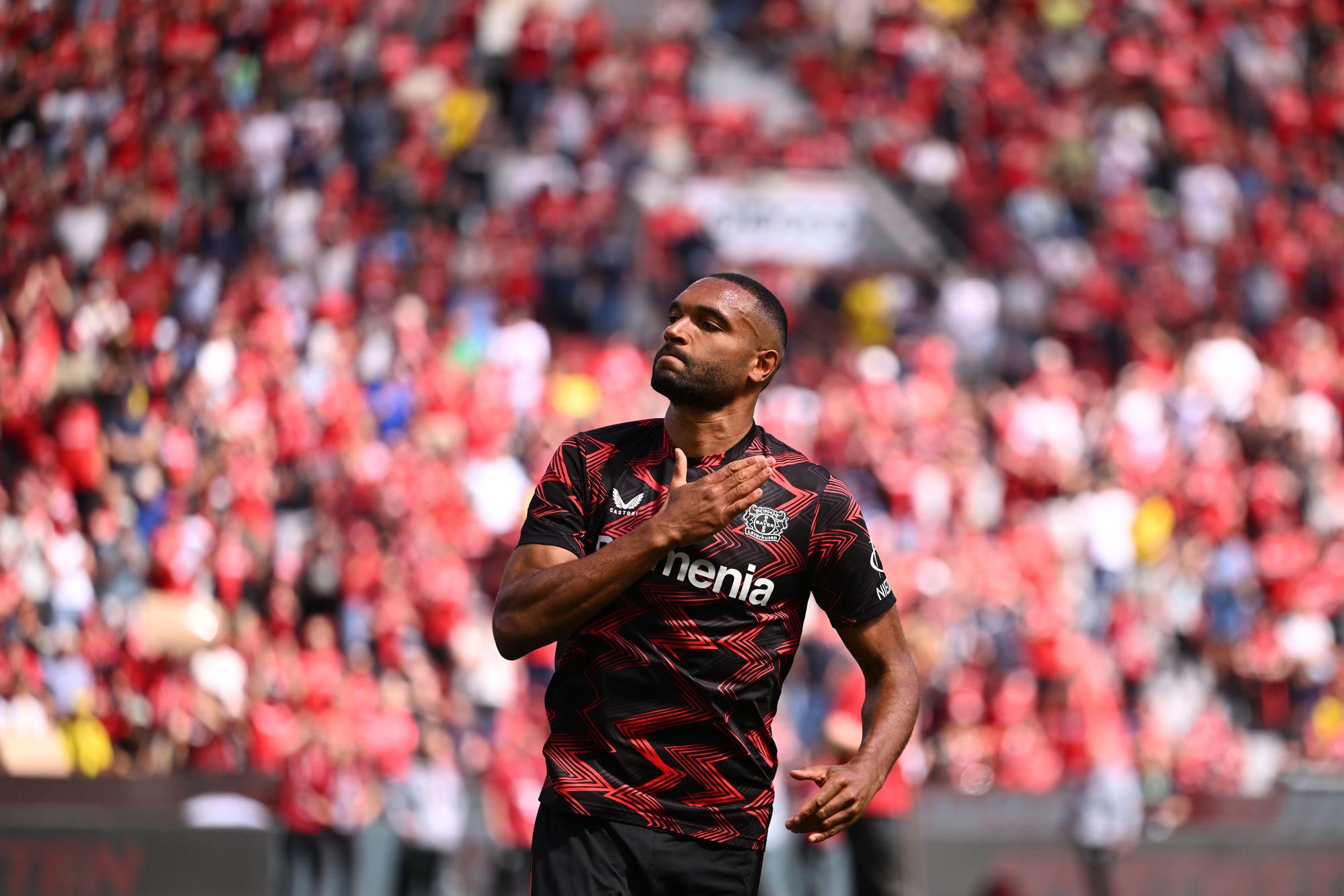 11.05.2025, Nordrhein-Westfalen, Leverkusen: Fußball: Bundesliga, Bayer Leverkusen - Borussia Dortmund, 33. Spieltag, BayArena. Leverkusens Jonathan Tah dankt nach seiner Verabschiedung den Fans. WICHTIGER HINWEIS: Gemäß den Vorgaben der DFL Deutsche Fußball Liga bzw. des DFB Deutscher Fußball-Bund ist es untersagt, in dem Stadion und/oder vom Spiel angefertigte Fotoaufnahmen in Form von Sequenzbildern und/oder videoähnlichen Fotostrecken zu verwerten bzw. verwerten zu lassen. Foto: Marius Becker/dpa +++ dpa-Bildfunk +++