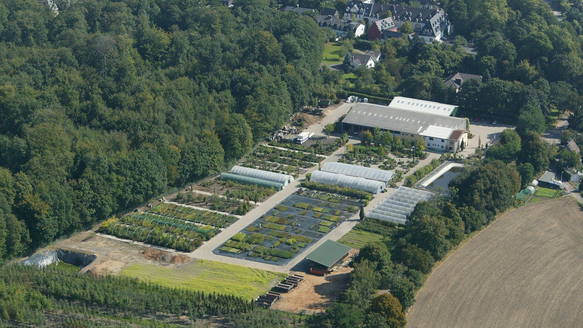 Die Luftaufnahme zeigt das ehemalige Betriebsgelände des Gartenbaubetriebs Zirener an der Alten Aachener Straße in Königsdorf.