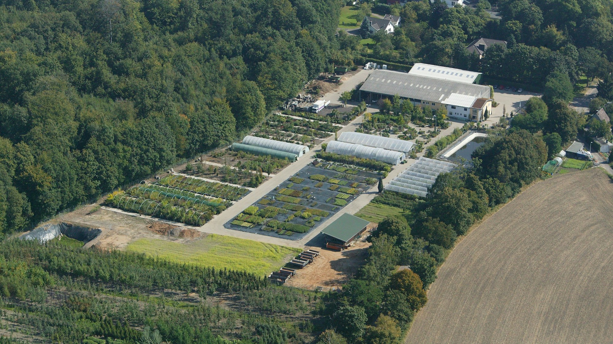 Auf dem Bild ist eine Luftaufnahme eines Teils des Betriebsgeländes zu sehen.