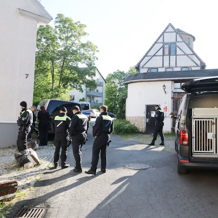 Mit Mitgliedern der Hundestaffel durchsuchen Polizeibeamte nach dem Verbot der Reichsbürger-Gruppe "Königreich Deutschland" durch den Bundesinnenminister ein Gebäude.