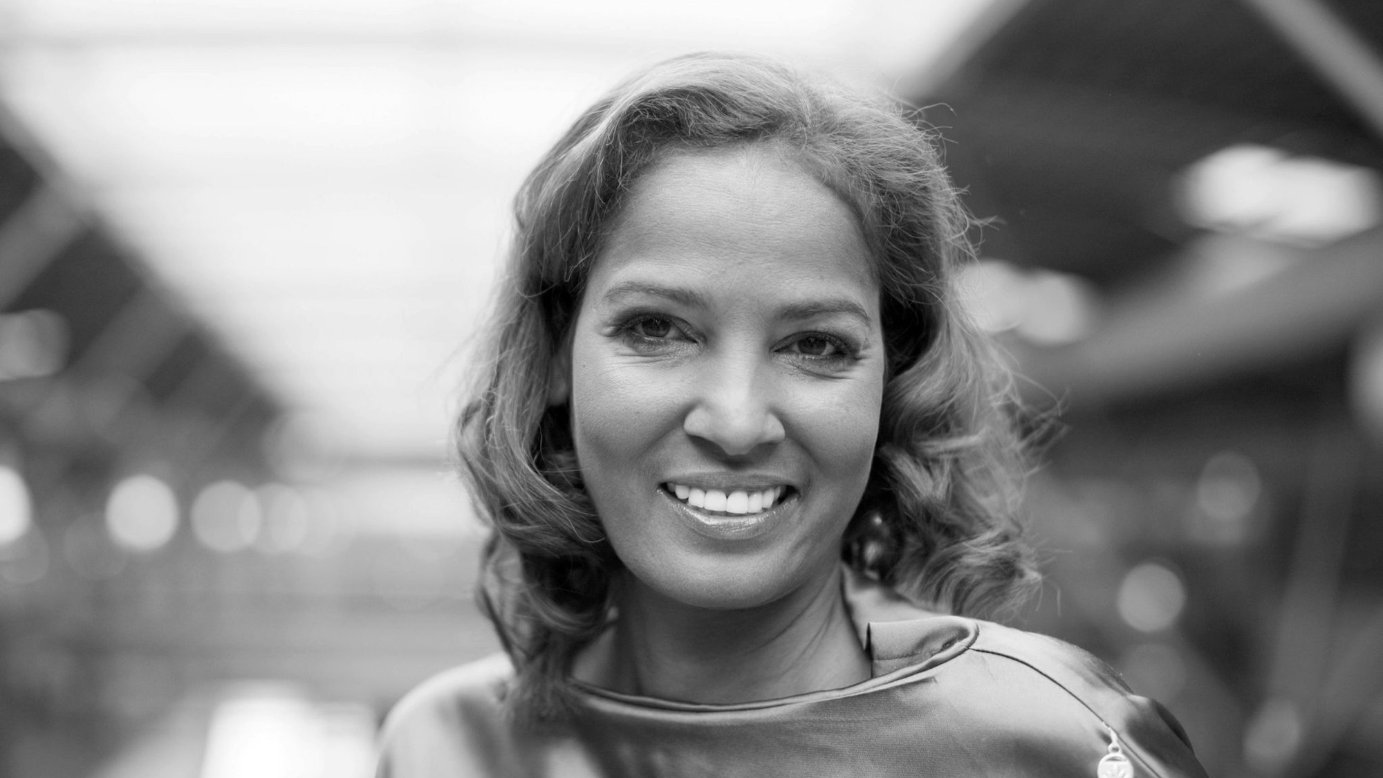 Nadja Abd el Farrag lacht in die Kamera.