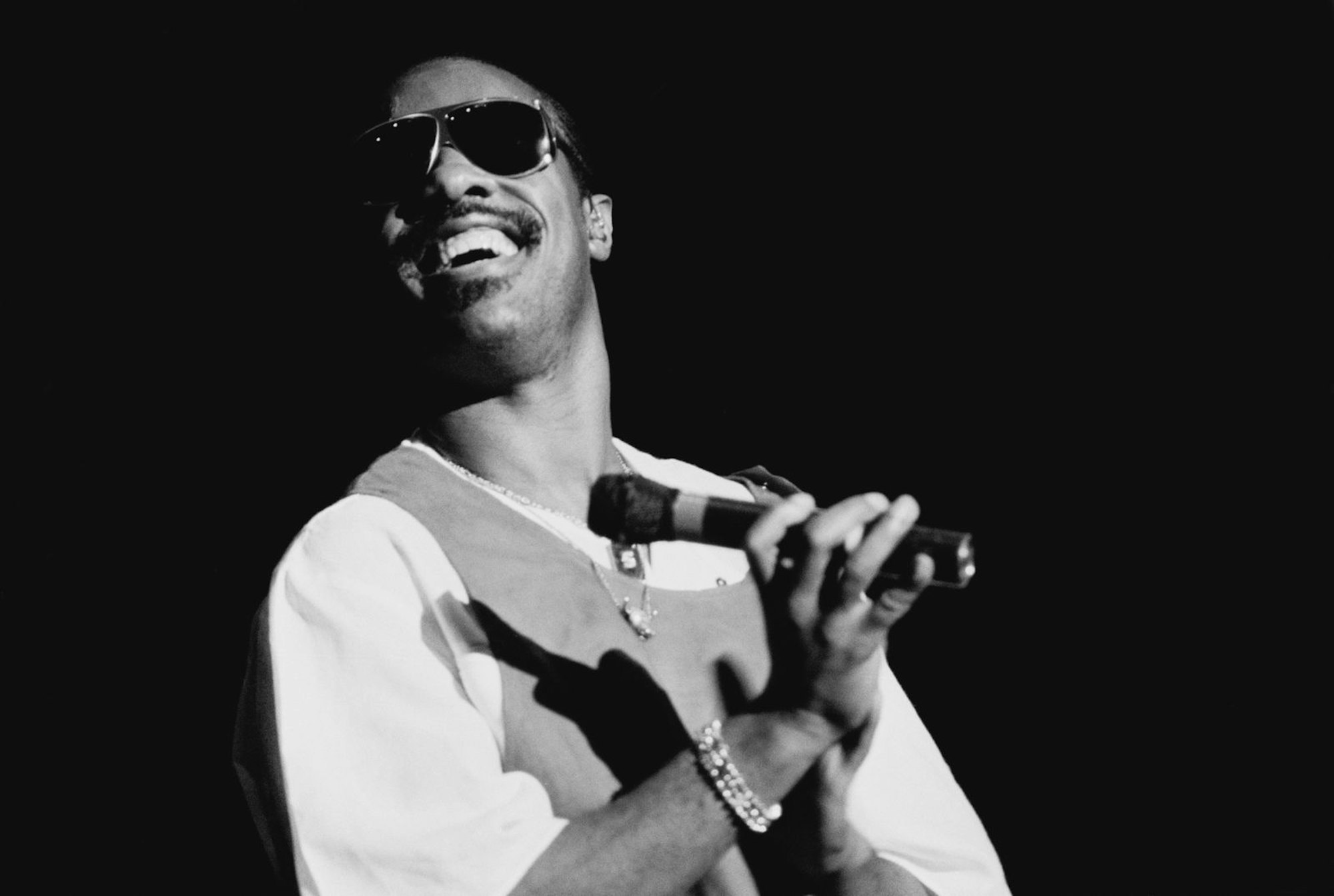 Stevie Wonder erblindete schon kurz nach seiner Geburt, ließ sich dadurch aber nicht davon abhalten, einer der erfolgreichsten Musiker des 20. Jahrhunderts zu werden. (Bild: Mike LawnDaily Express/Hulton Archive/Getty Images)