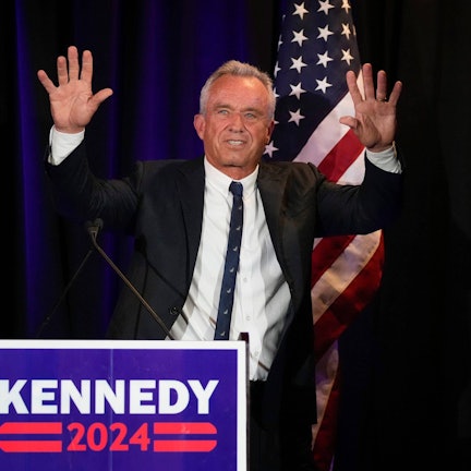 Robert F. Kennedy Jr. winkt bei einer Wahlkampfveranstaltung in Austin, Texas, in die Menge.