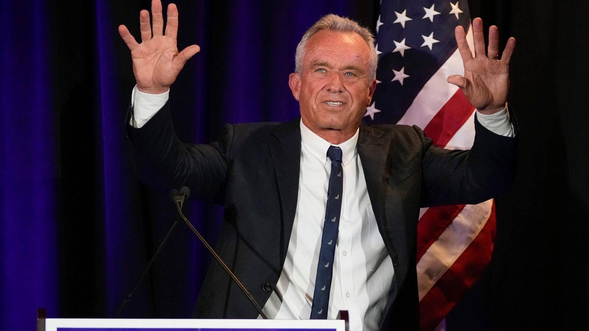Robert F. Kennedy Jr. winkt bei einer Wahlkampfveranstaltung in Austin, Texas, in die Menge.