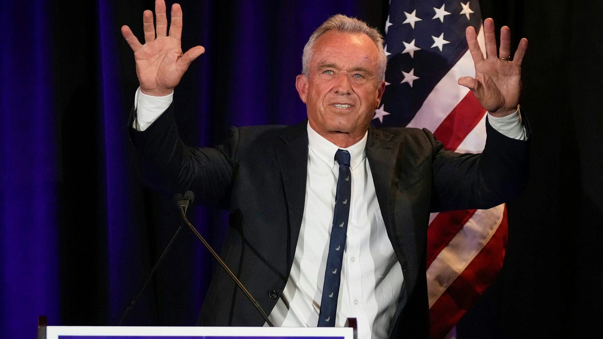 Robert F. Kennedy Jr. winkt bei einer Wahlkampfveranstaltung in Austin, Texas, in die Menge.
