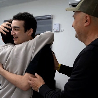 Edan Alexander umarmt Familienangehörige.