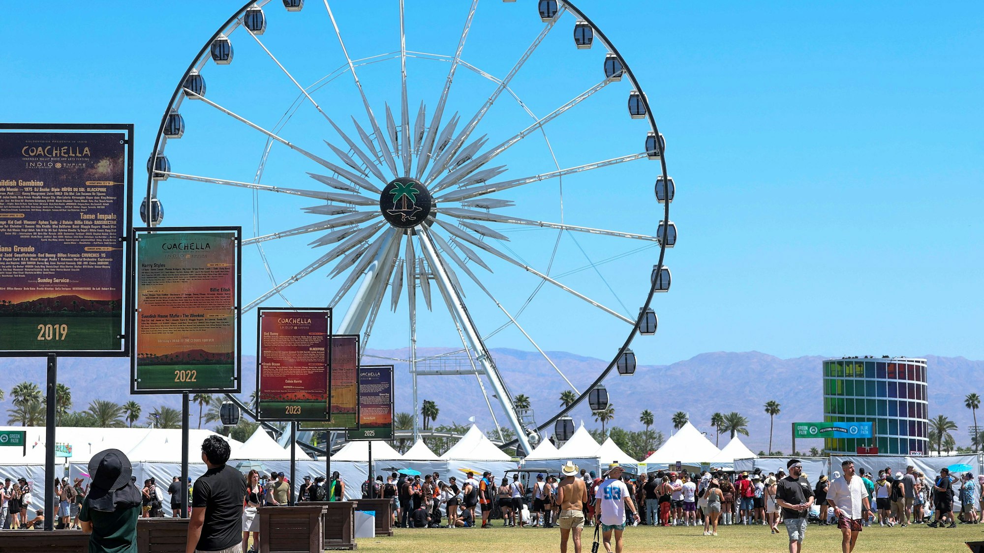 Die ersten Festivalbesucher treffen am 11. April 2025 auf dem Gelände des Empire Polo Club im kalifornischen Indio ein, um das Coachella Valley Music and Arts Festival 2025 zu besuchen.