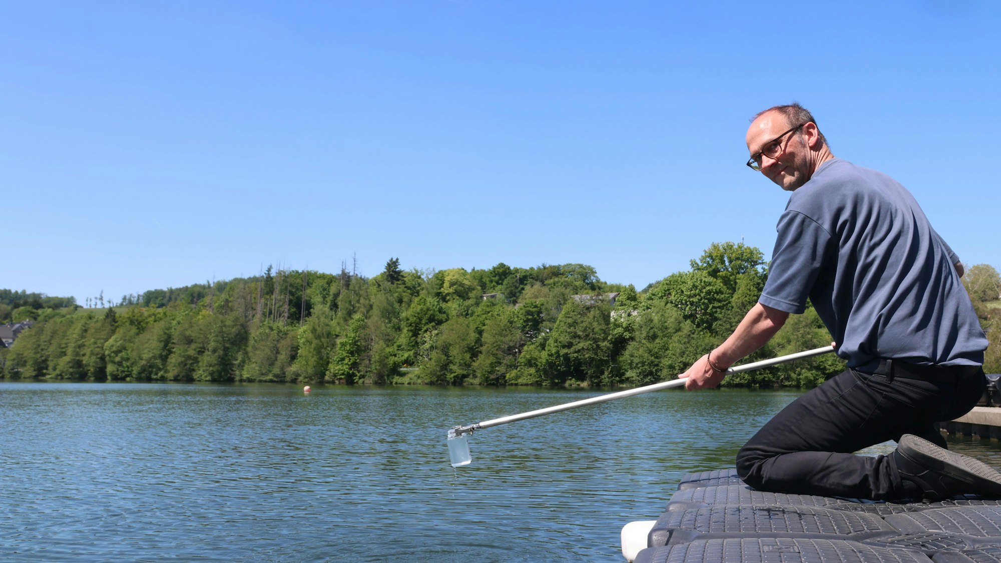 Ein Mann nimmt eine Wasserprobe.