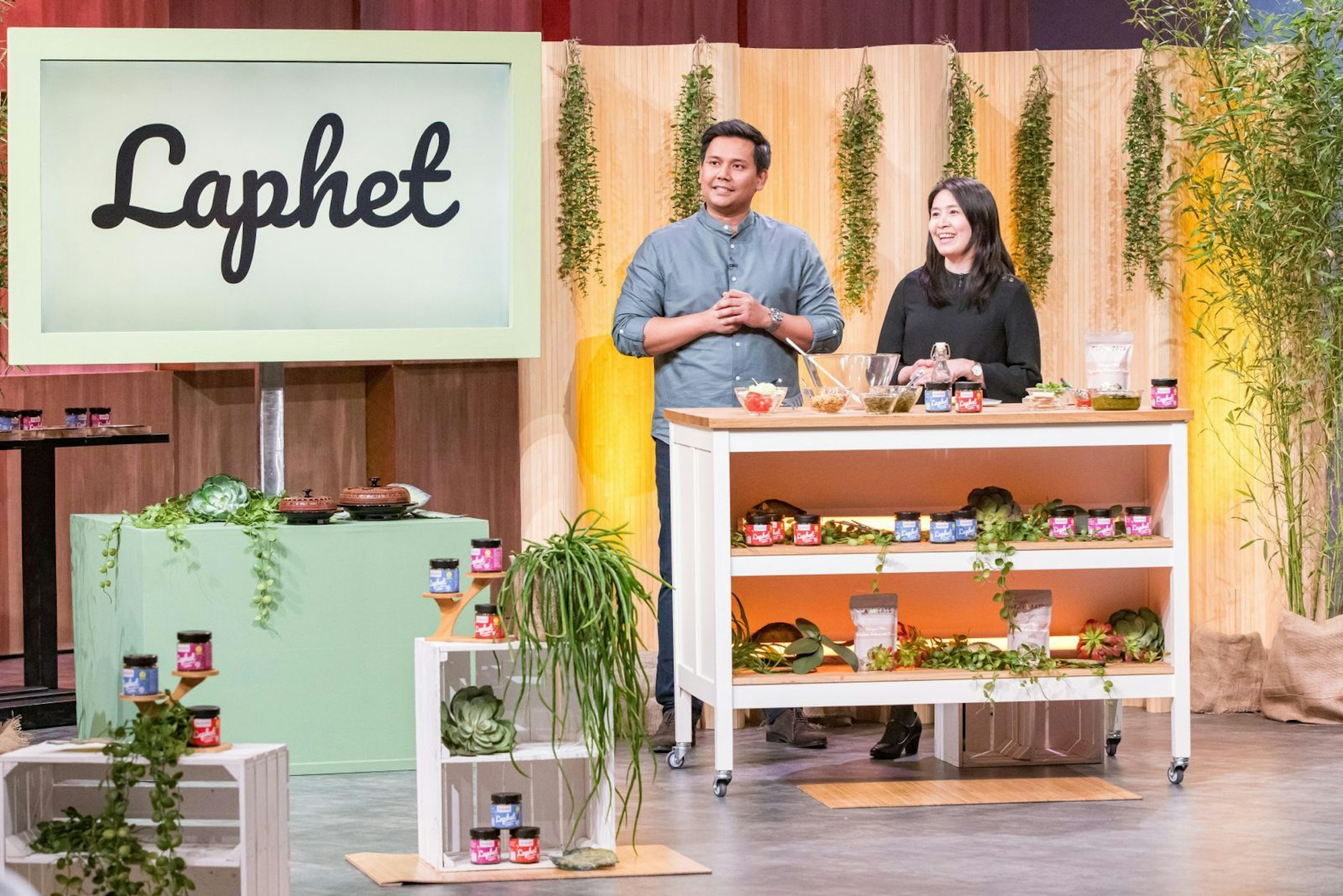 Ebenfalls leer gehen die „Laphet“-Gründer aus. Ihre fermentierten Teeblätter, die man essen kann, schmecken einfach nicht. Wie schade! (Bild: RTL / Bernd-Michael Maurer)
