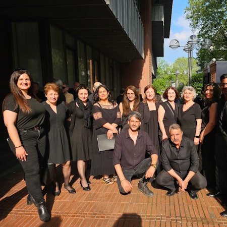 Im Stadtteiltreff Stegerwald/Mülheim Süd bietet Musiker Mehmet Akbas (ganz rechts) seit Ende April einen interkulturellen Chor an, der offen für alle ist.