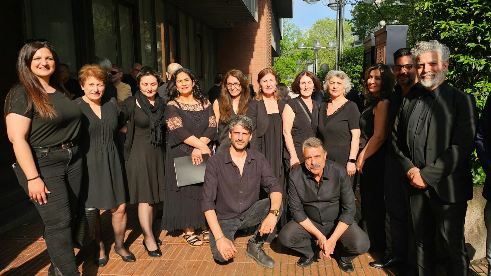 Im Stadtteiltreff Stegerwald/Mülheim Süd bietet Musiker Mehmet Akbas (ganz rechts) seit Ende April einen interkulturellen Chor an, der offen für alle ist.