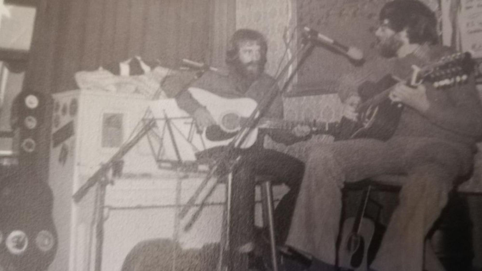 Es gab schon immer viel Live-Musik in der Bar Piranha. Hier spielten Mitglieder der Wilhelm Brause Dixieband. Ende der 70er- und Anfang der 80er-jahren waren auch die Bläck Fööss öfters zu Gast, erzählt Nagrotzki.