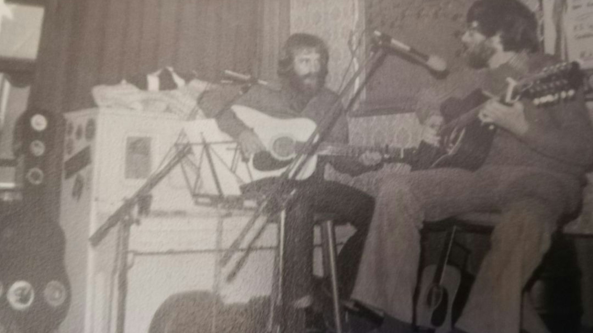 Schwarz-Weiß-Aufnahme einer Band im Piranha