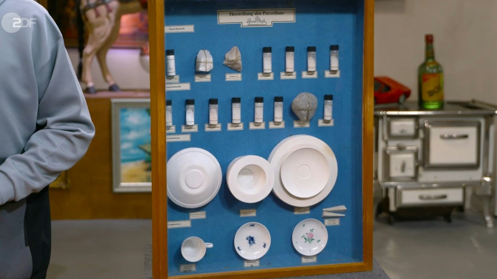Der Porzellan-Schaukasten der Firma Rosenthal bei „Bares für Rares“.