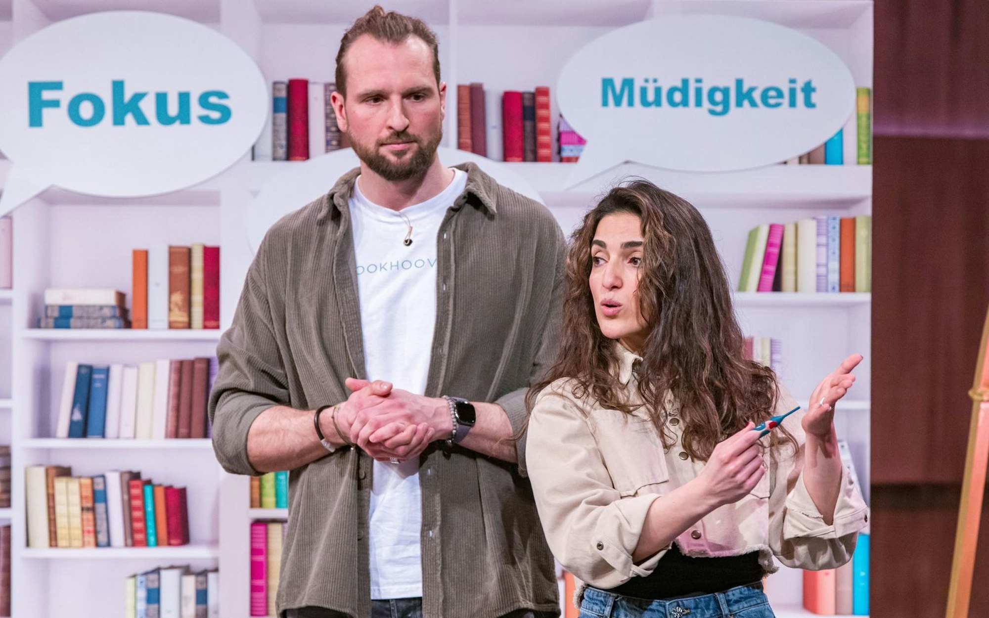 Beim wirren Auftreten der „Bookhover“-Gründer Mana und Daniel reißt Ralf Dümmel der Geduldsfaden. „Ich verstehe euren Pitch nicht“, sagt er. Da ist er nicht allein: kein Deal! (Bild: RTL / Bernd-Michael Maurer)
