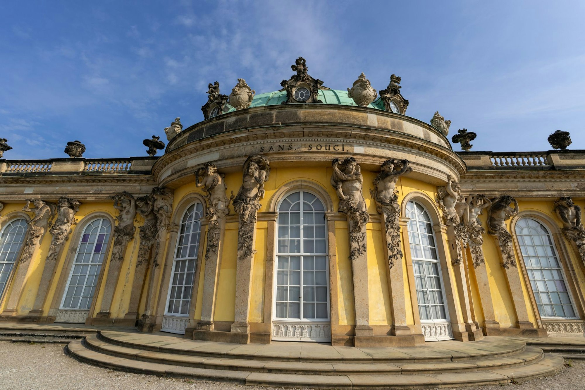 Die Beteiligten an der Einigung über die Kunstschätze der Hohenzollern trafen sich am Dienstag am Potsdamer Schloss Sanssouci. (Archivbild)