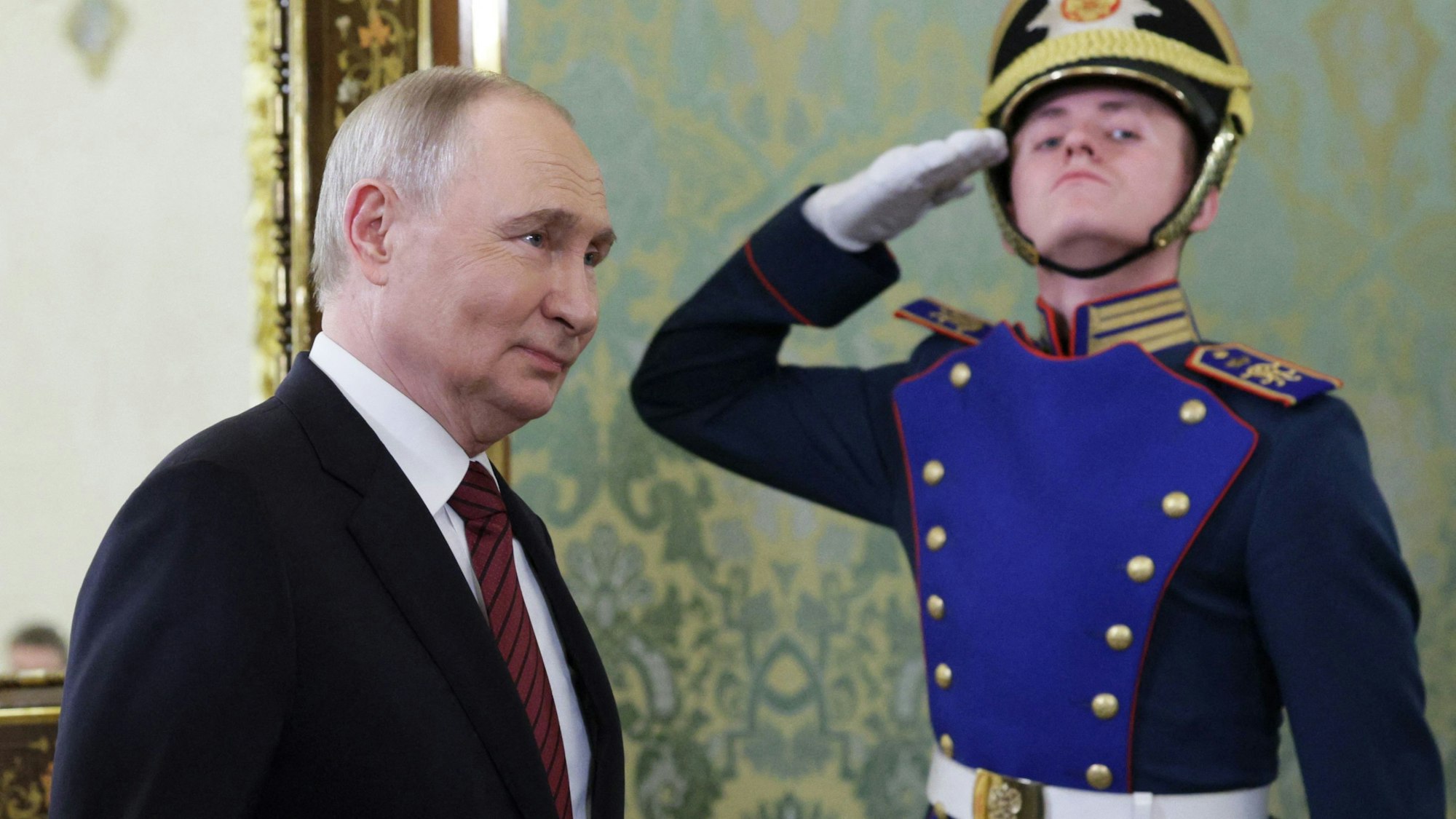 Russlands Präsident Wladimir Putin geht durch den Kreml. (Archivbild)