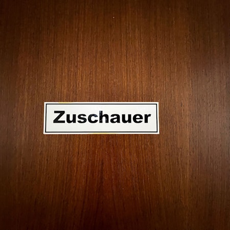 Ein Schild an der Tür für Zuschauer und Berichterstatter im Amtsgericht Leverkusen.