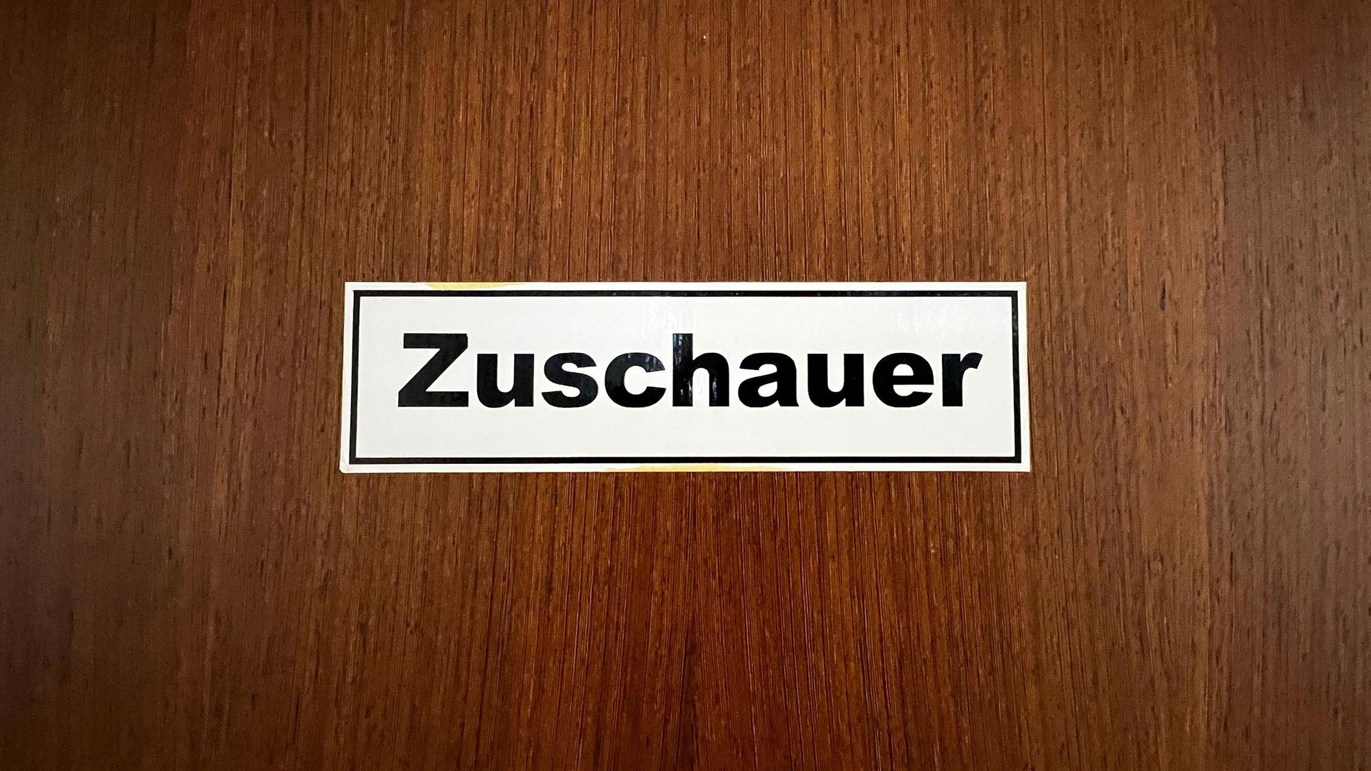Ein Schild an der Tür für Zuschauer und Berichterstatter im Amtsgericht Leverkusen.
