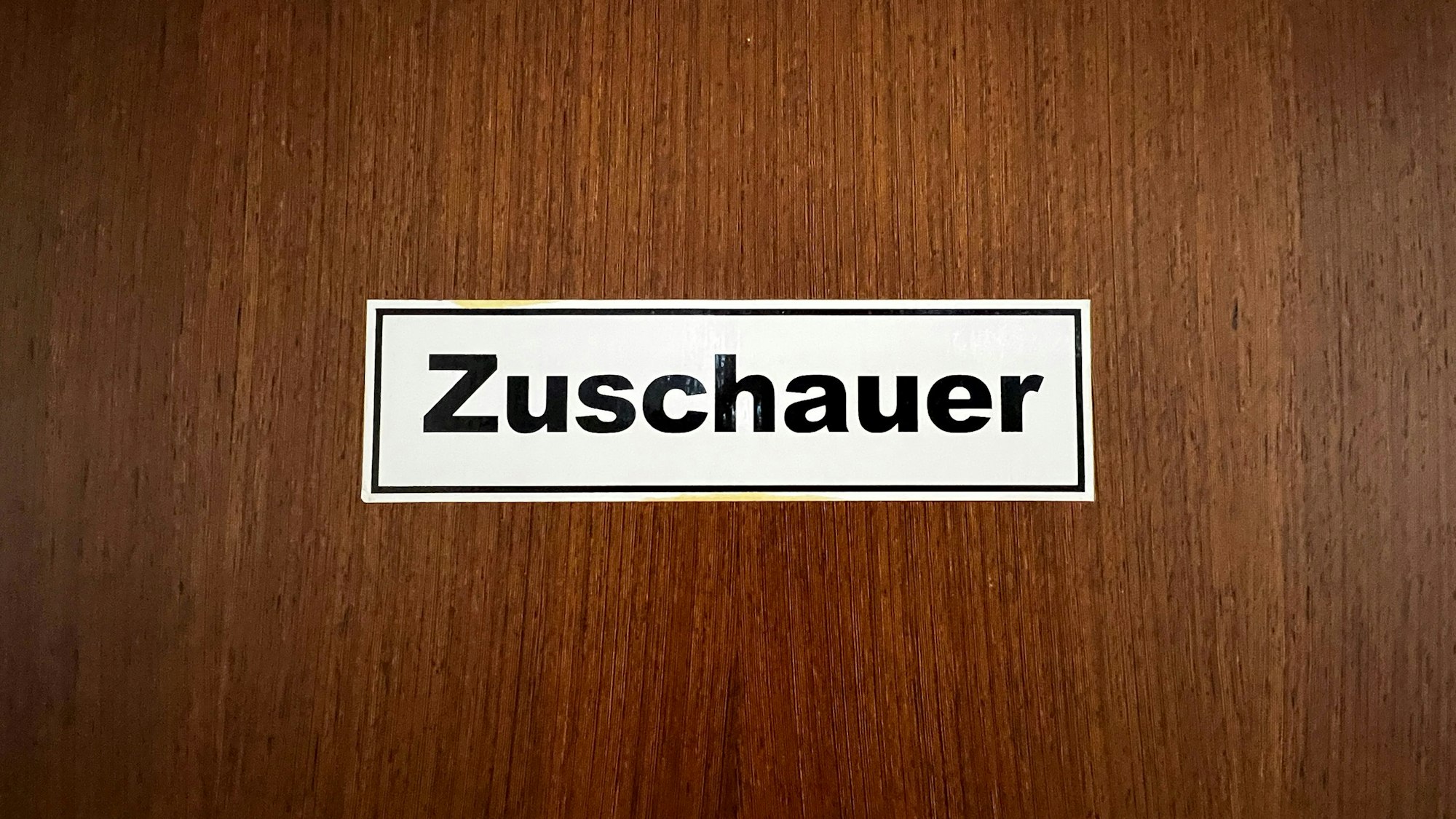 Ein Schild an der Tür für Zuschauer und Berichterstatter im Amtsgericht Leverkusen.
