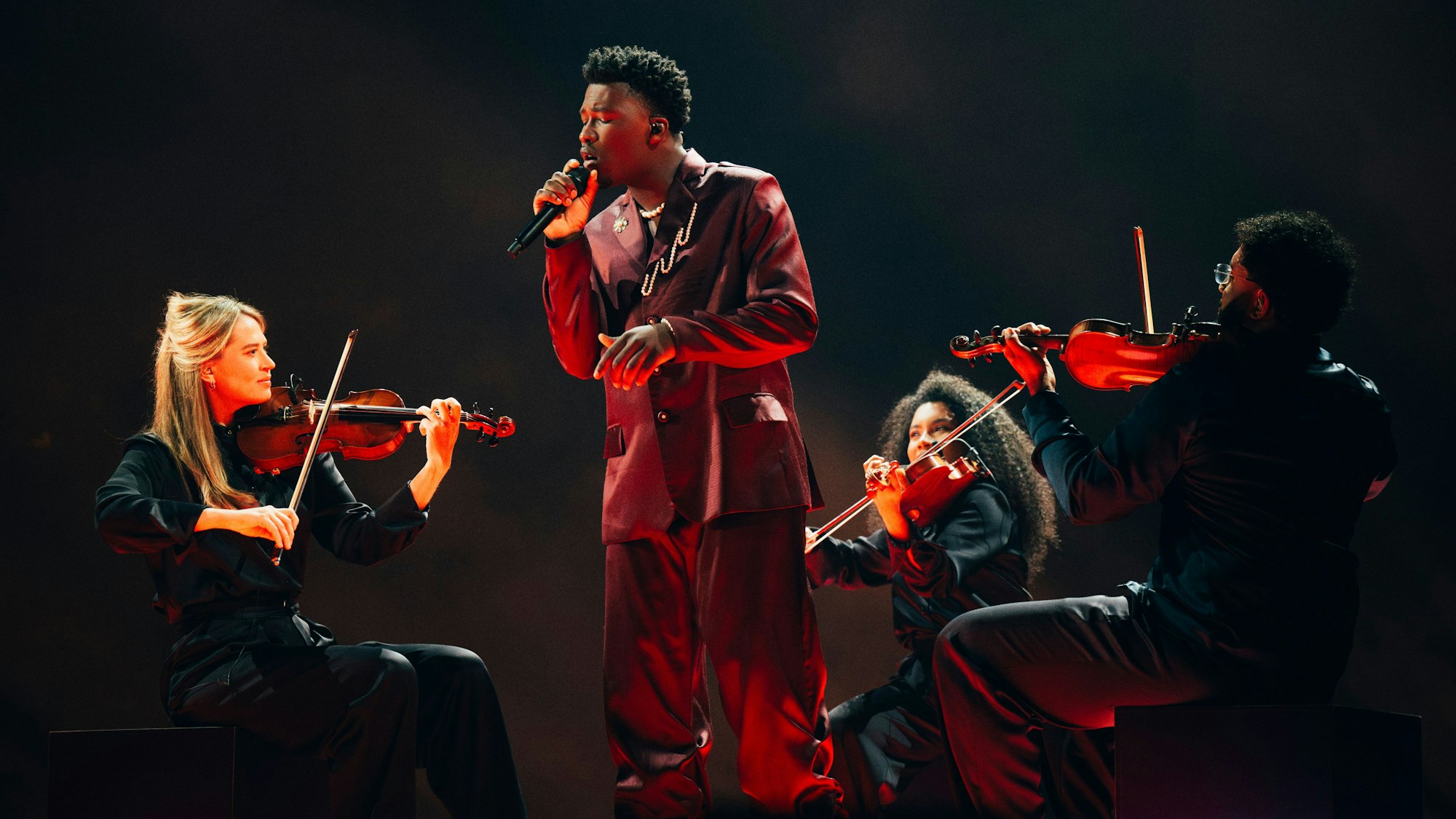 Claude startet mit „C’est La Vie“ für die Niederlande.