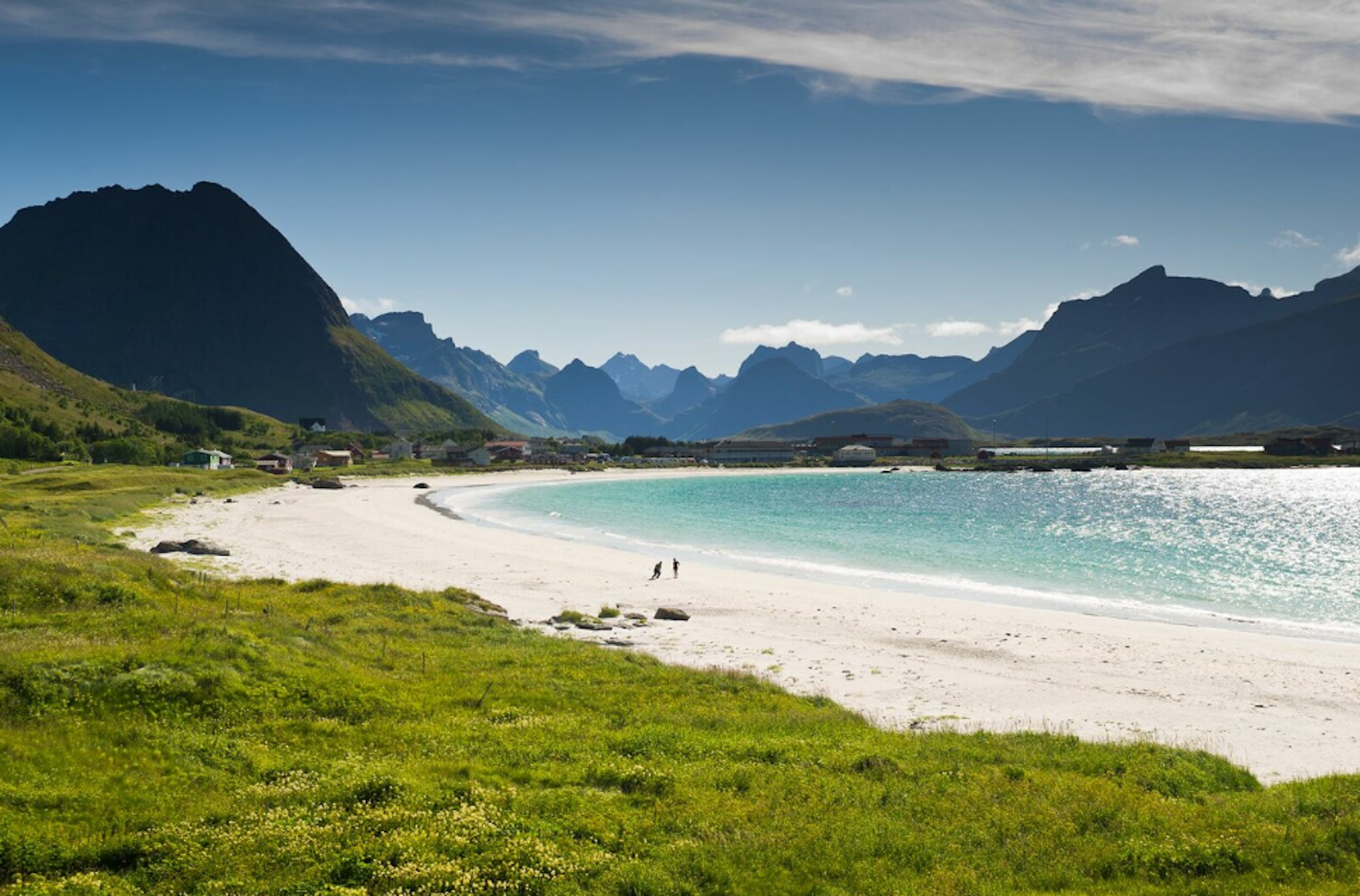 Bild von einem weißen Strand mit Bergen im Hintergrund