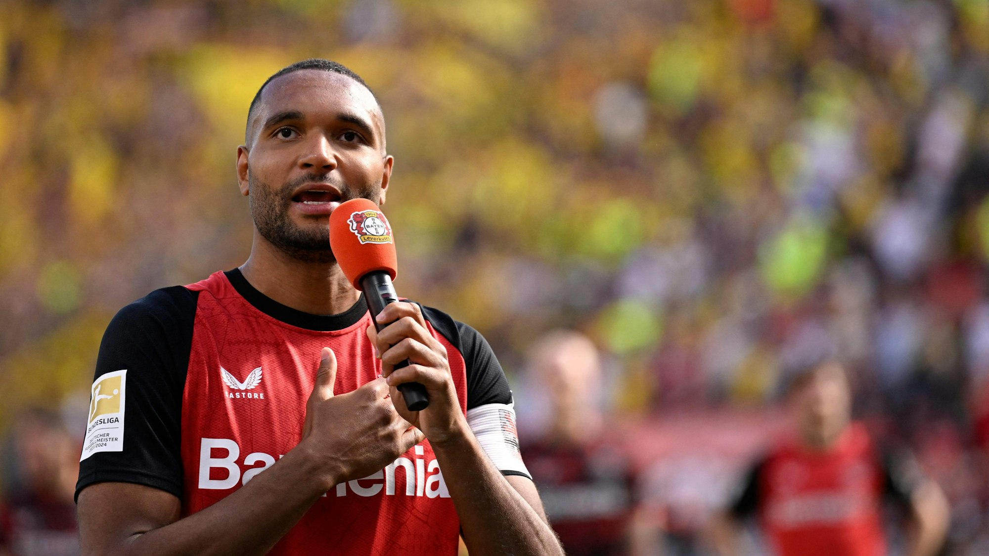 Jonathan Tah im Dress von Bayer Leverkusen.