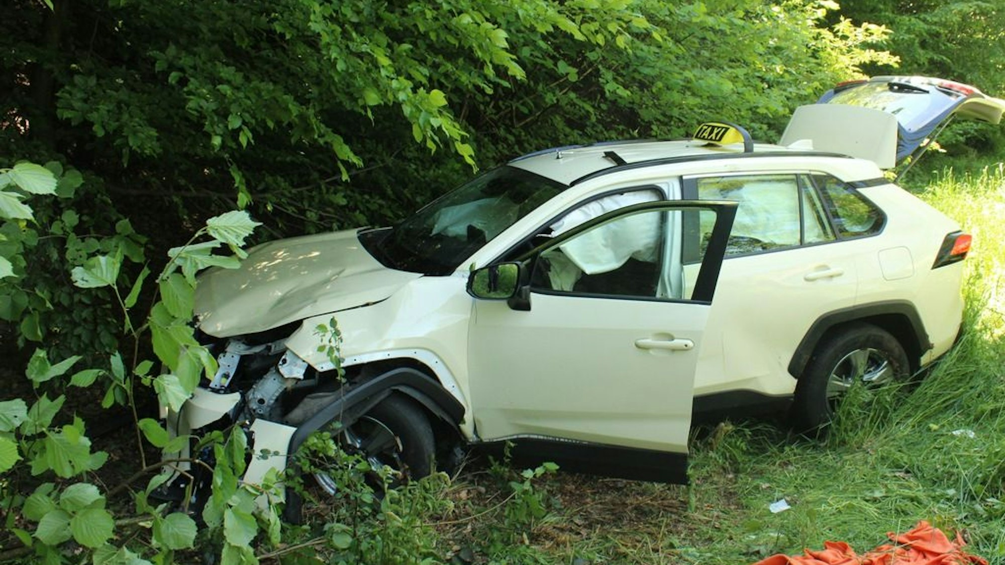 Bei einem Verkehrsunfall in Wermelskirchen wurden ein 63-jähriger Taxifahrer und sein 9-jähriger Fahrgast leicht verletzt.