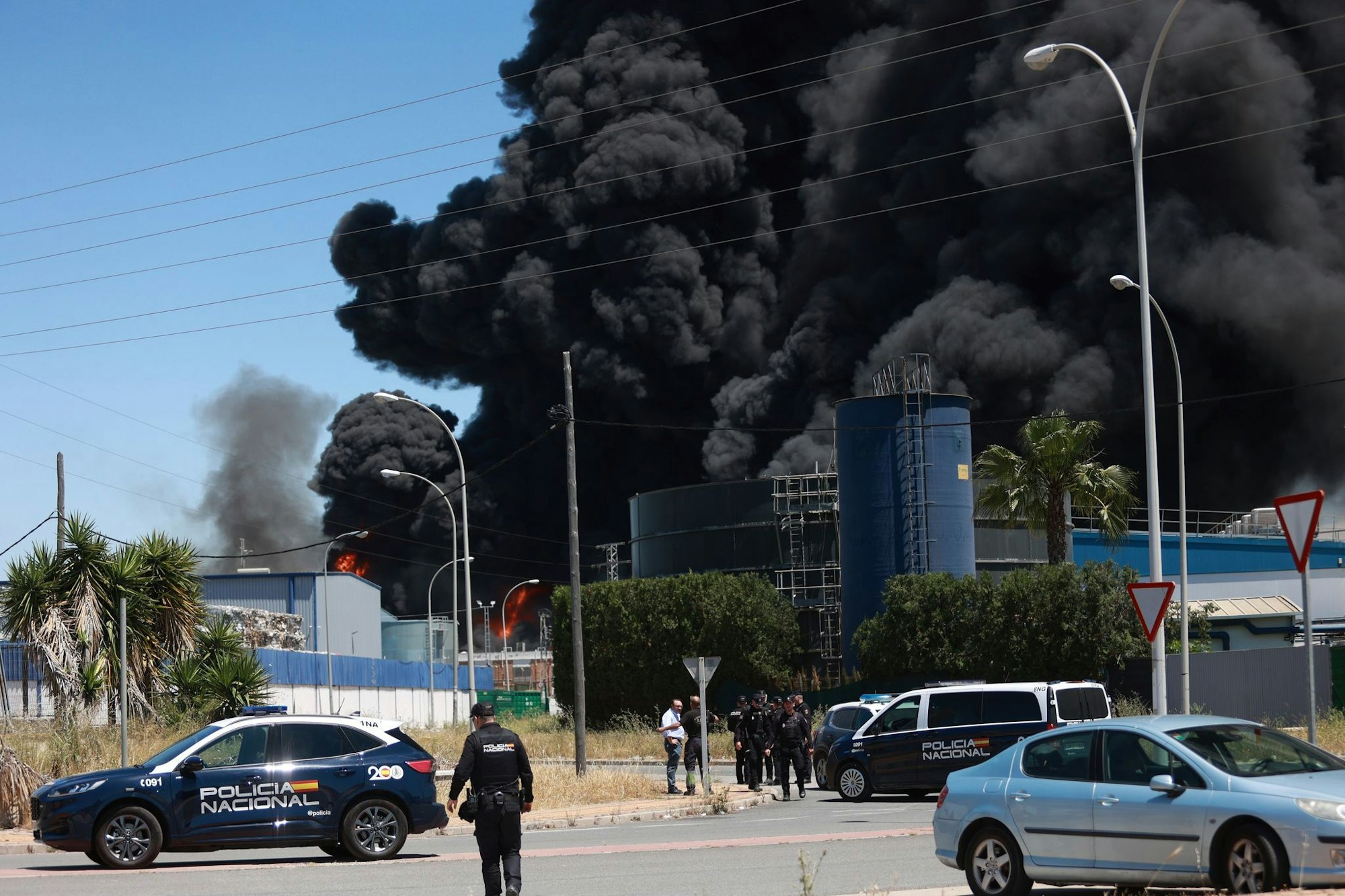 Der Brand brach in einem Industriegebiet südöstlich der Touristenmetropole Sevilla aus. Der Wind dürfte die Rauchwolke jedoch von der Großstadt weg Richtung Osten treiben.