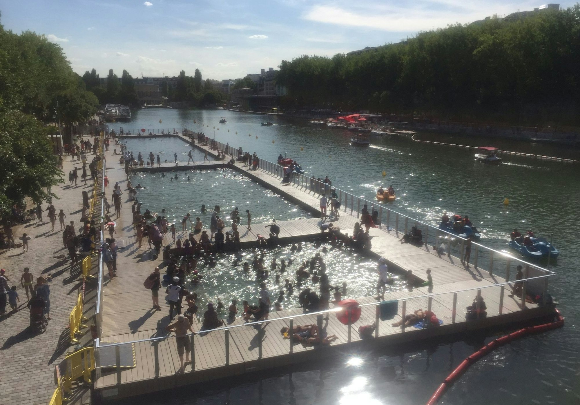 Schon länger können Badegäste in den ins Wasser gelassenen Schwimmbecken im Kanal Bassin de la Villette in Paris schwimmen. (Archivbild)