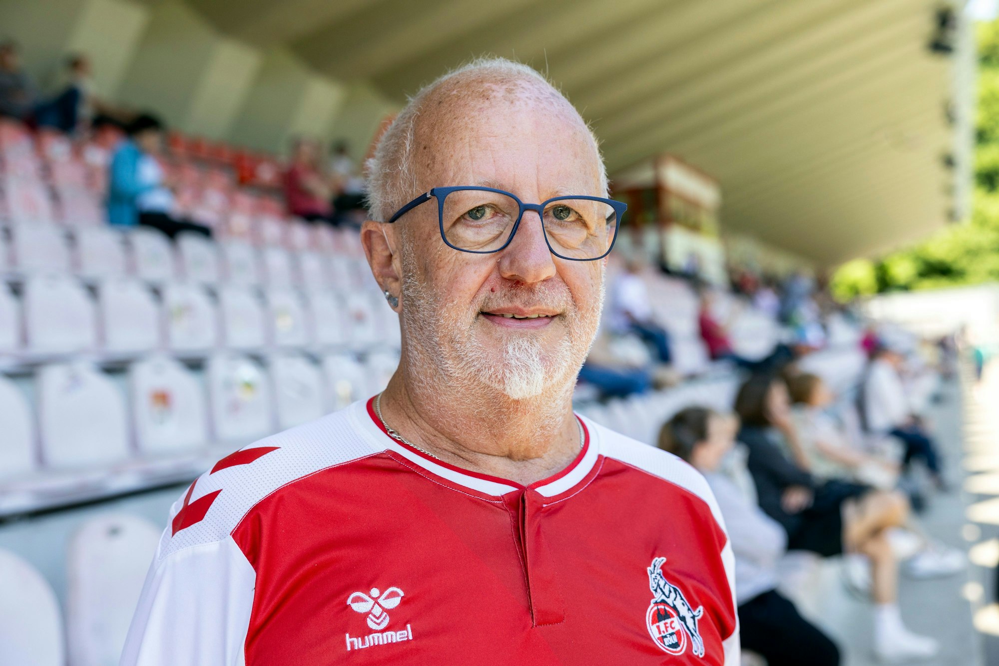 13.05.2025, Köln: FC-Fans beim öffentlichen Training des 1. FC Köln am Geißbockheim vor dem Aufstiegs-Endspiel am Wochenende.
Im Bild Wilfried Winter.
Foto: Michael Bause