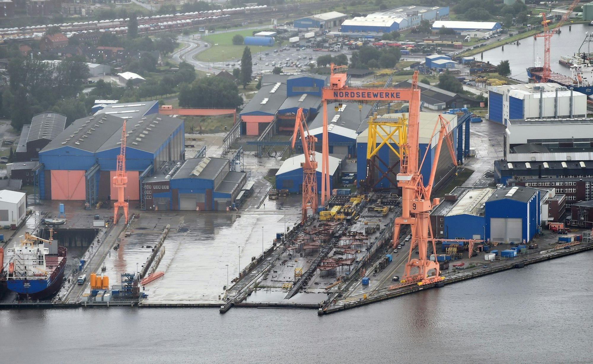 Behördenschiffe und Fähren dürfen künftig auf einer Werft im ostfriesischen Emden abgewrackt und recycelt werden. (Archivbild)
