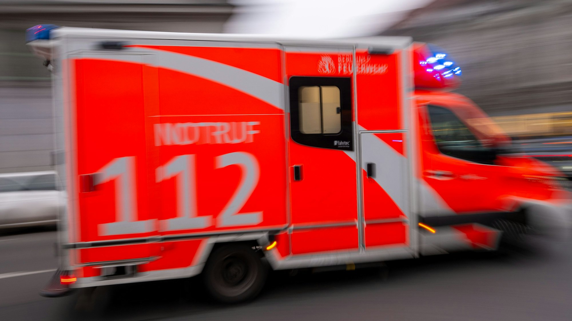 Ein Rettungswagen fährt mit Blaulicht zum Einsatz.