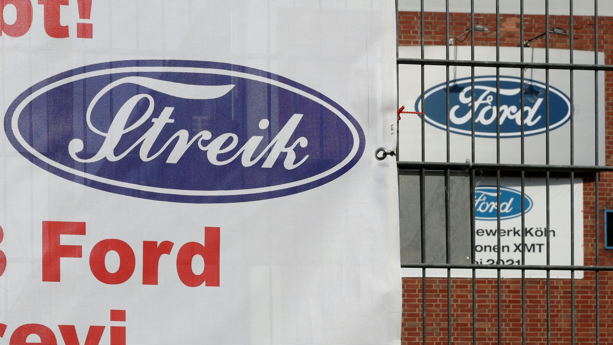 14.05.2025
Köln
Erster Streik (nach einer Urabstimmung) bei den Kölner Ford-Werken. Alle Schichten bis zum frühen Donnerstagmorgen werden bestreikt. Um 9 Uhr ist eine Infoveranstaltung der IG Metall am Tor 3 der Ford-Werke geplant. Bislang gab es bei Ford nur sogenannte Warnstreiks.
Foto: Martina Goyert