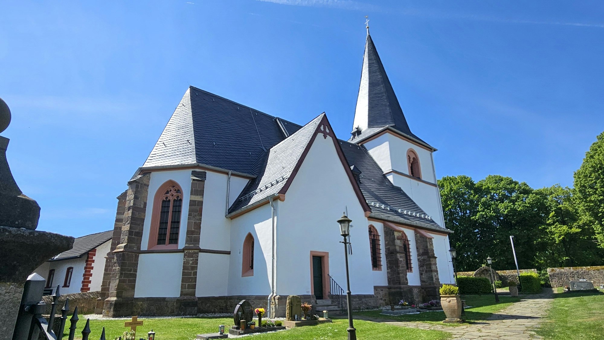 Blick auf die Dotteler Kirche vor einem blauen Himmel.