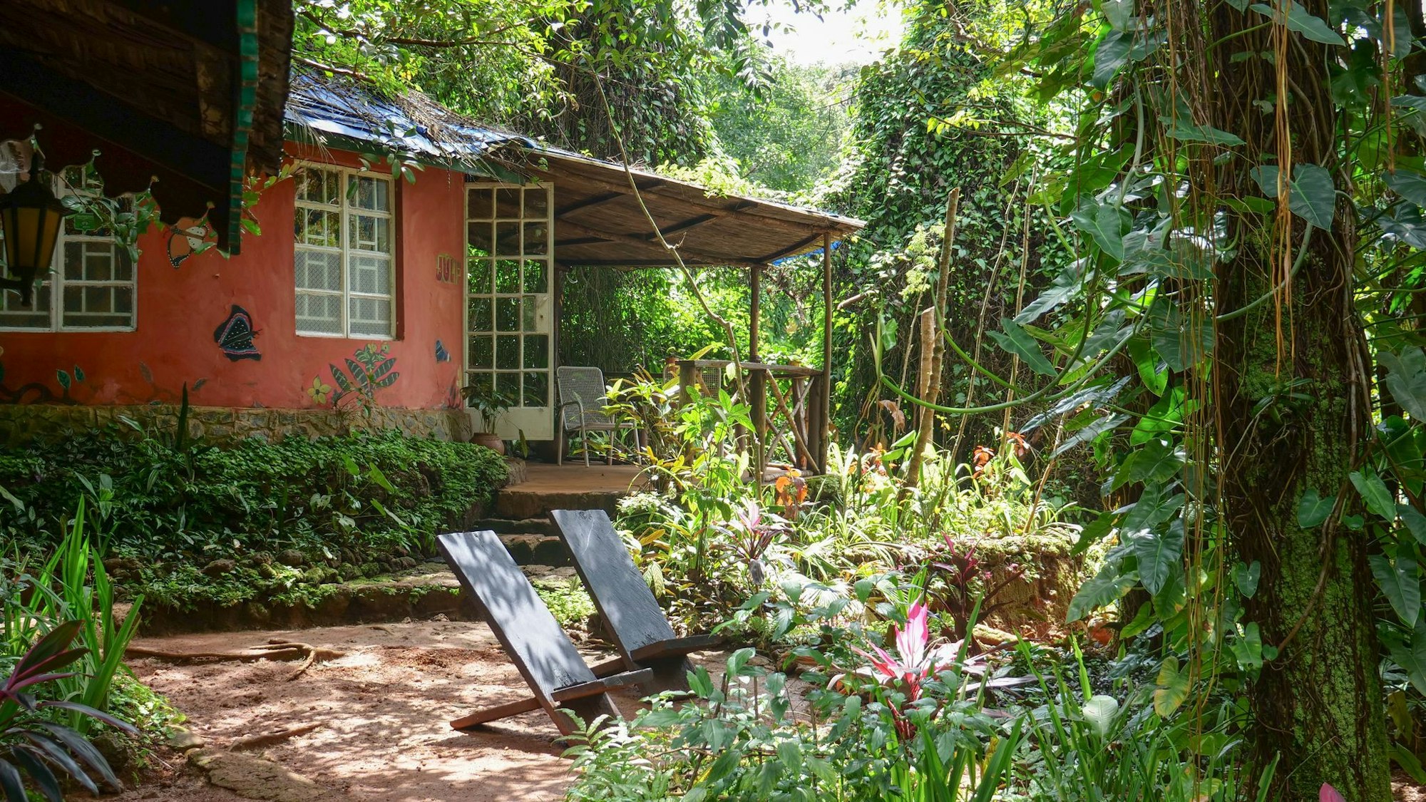 In solchen Gästebungalows können Touristen im Tacugama Sanctuary übernachten.