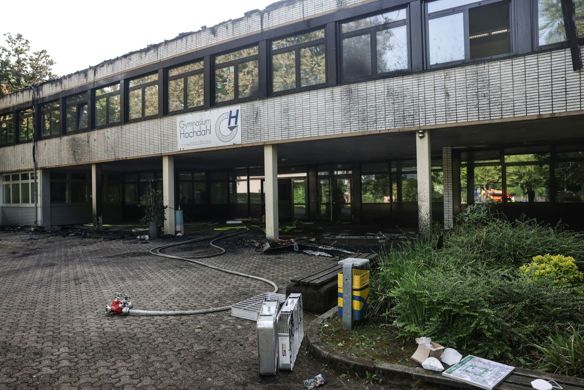 Stumme Zeugen der Verwüstung: Die zwei Schulen sind für Schülerinnen und Schüler nicht mehr nutzbar.