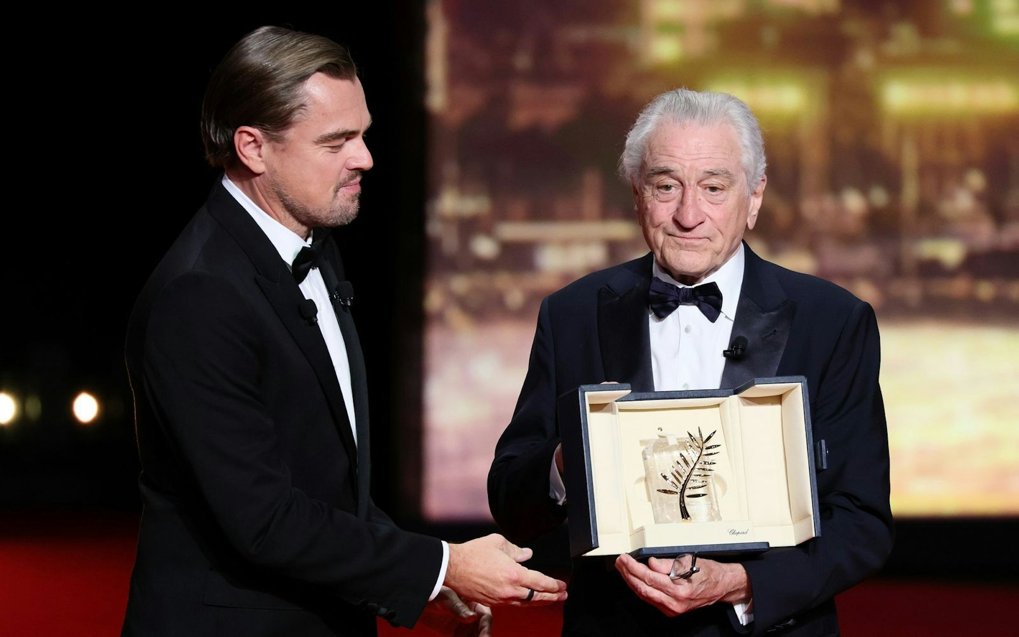 Leonardo DiCaprio (links) überreicht Robert De Niro die Ehrenpalme für sein Lebenswerk. (Bild: Andreas Rentz/Getty Images)