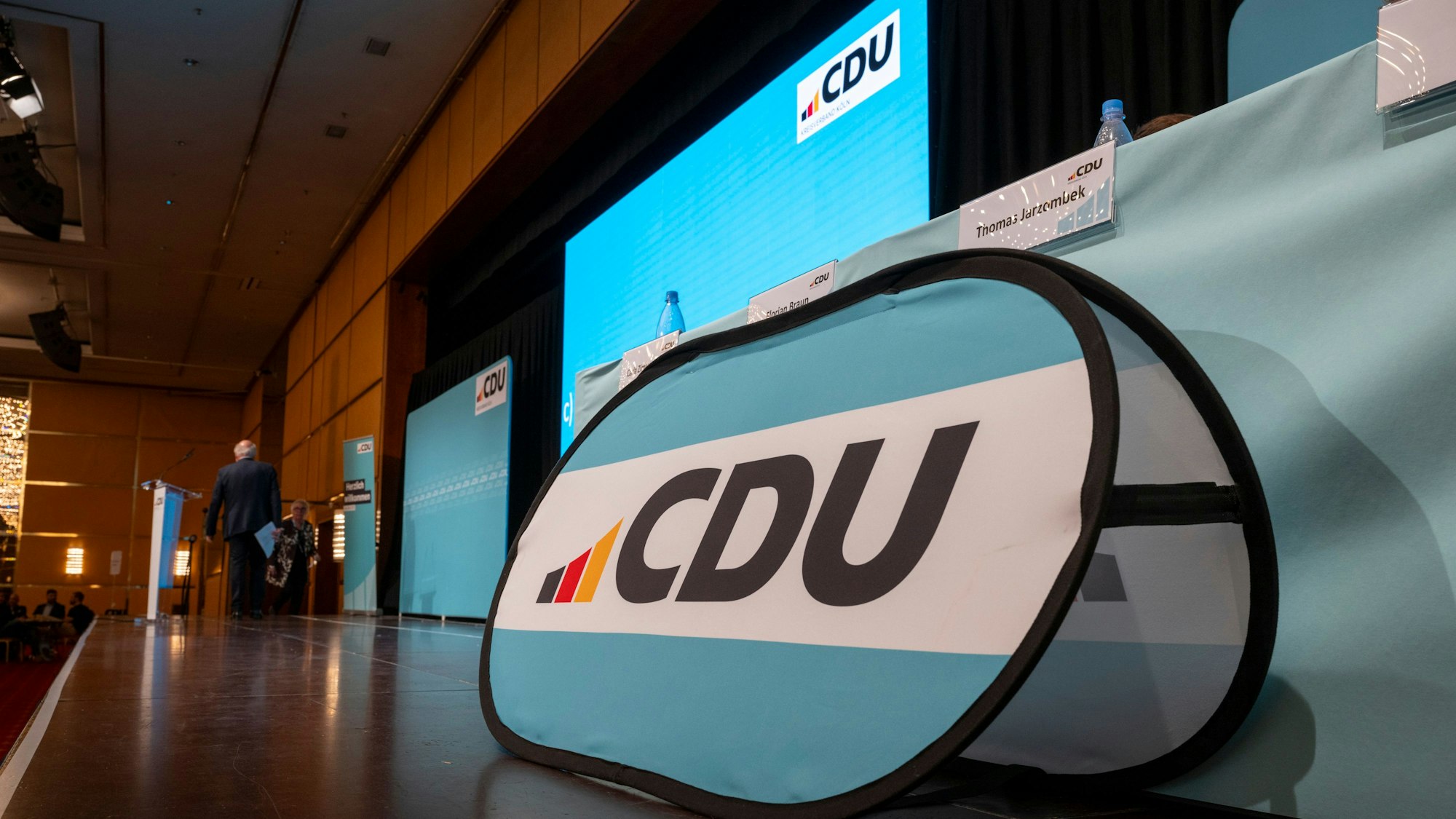 Ein Schild, auf dem CDU steht, bei einer früheren Mitgliederversammlung.