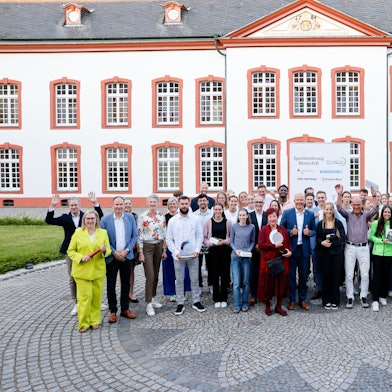 Zu sehen sind viele Menschen im Hof der Abtei Brauweiler.