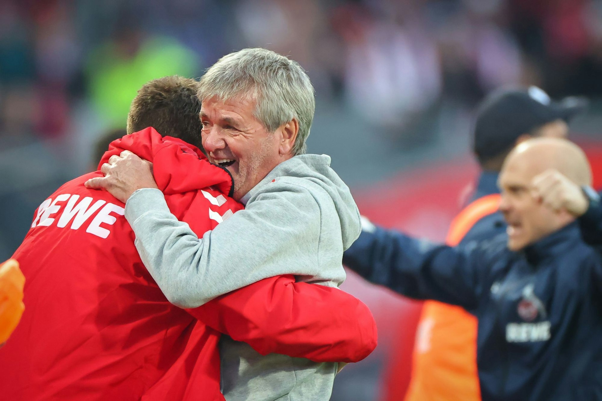 Friedhelm Funkel (M) feierte einen gelungenen Einstand als Trainer beim 1. FC Köln