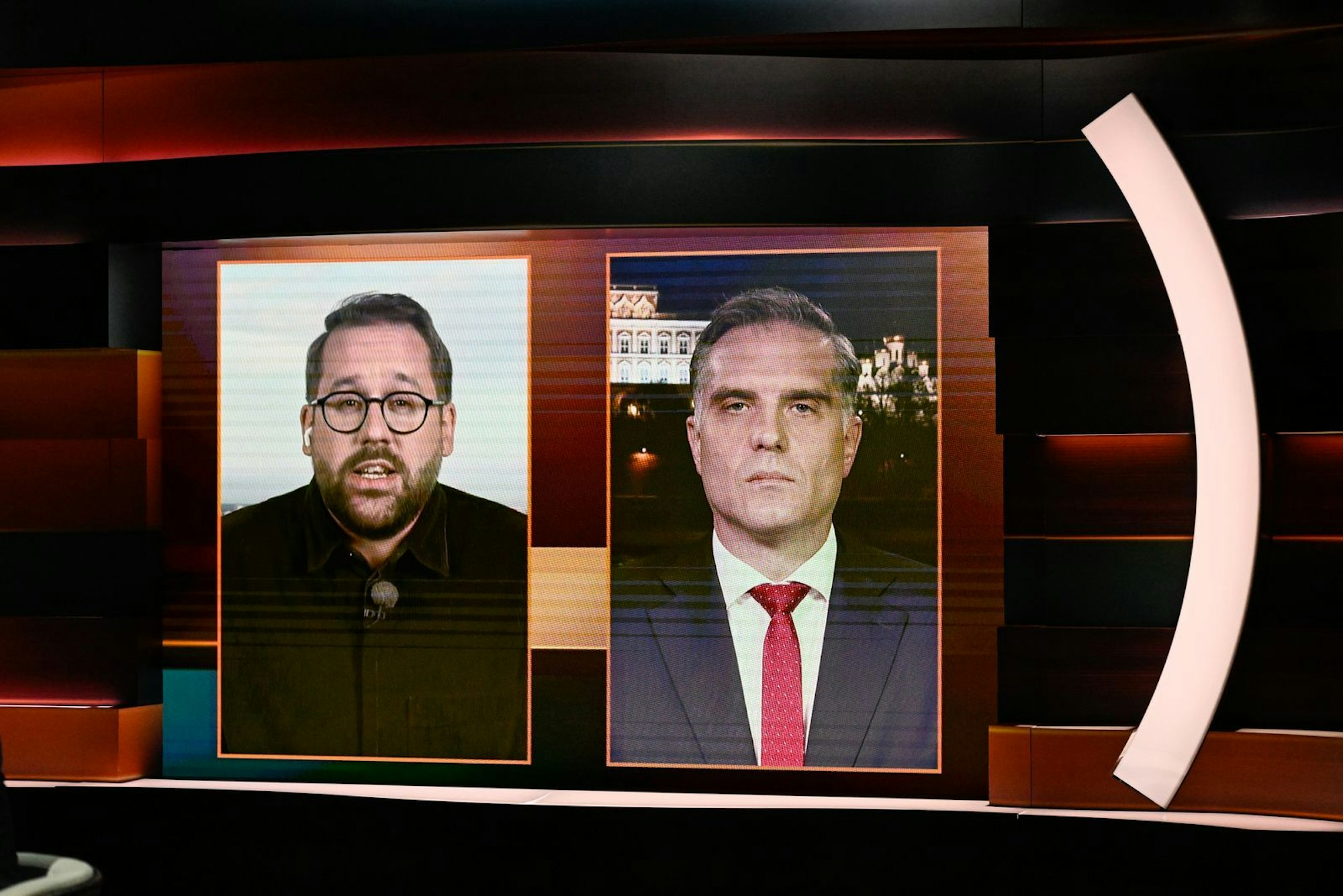 Bei „Markus Lanz“ berichten Paul Ronzheimer (links) und Frederik Pleitgen über die aktuelle Situation in der Ukraine und in Russland. (Bild: ZDF / Markus Hertrich)