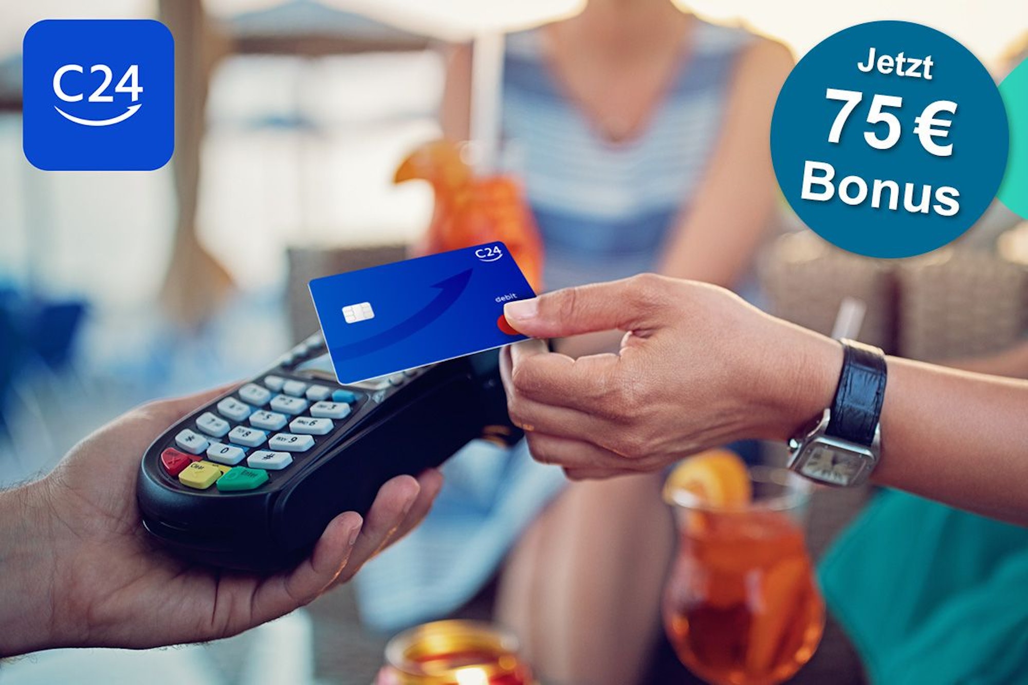 Mann hält C24 Mastercard an ein Kartenlesegerät.