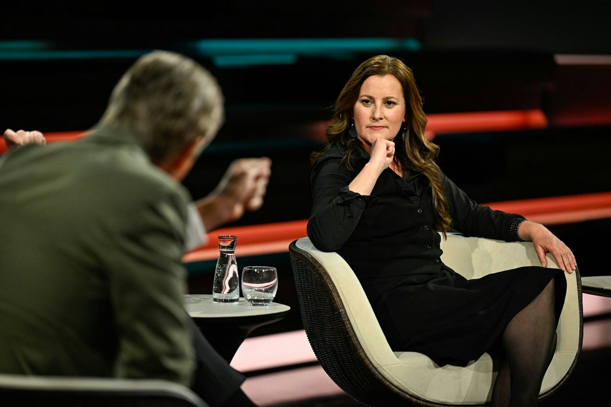 Markus Lanz diskuierte am Dienstagabend unter anderem mit Linken-Politikerin Janine Wissler über die deutsche Asylpolitik. (Bild: ZDF / Markus Hertrich)