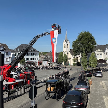 Mit einer Kutsche wird der Sarg des verstorbenen Ehrenbürgers Hans-Leo Kausemann durch Wipperfürth gefahren.