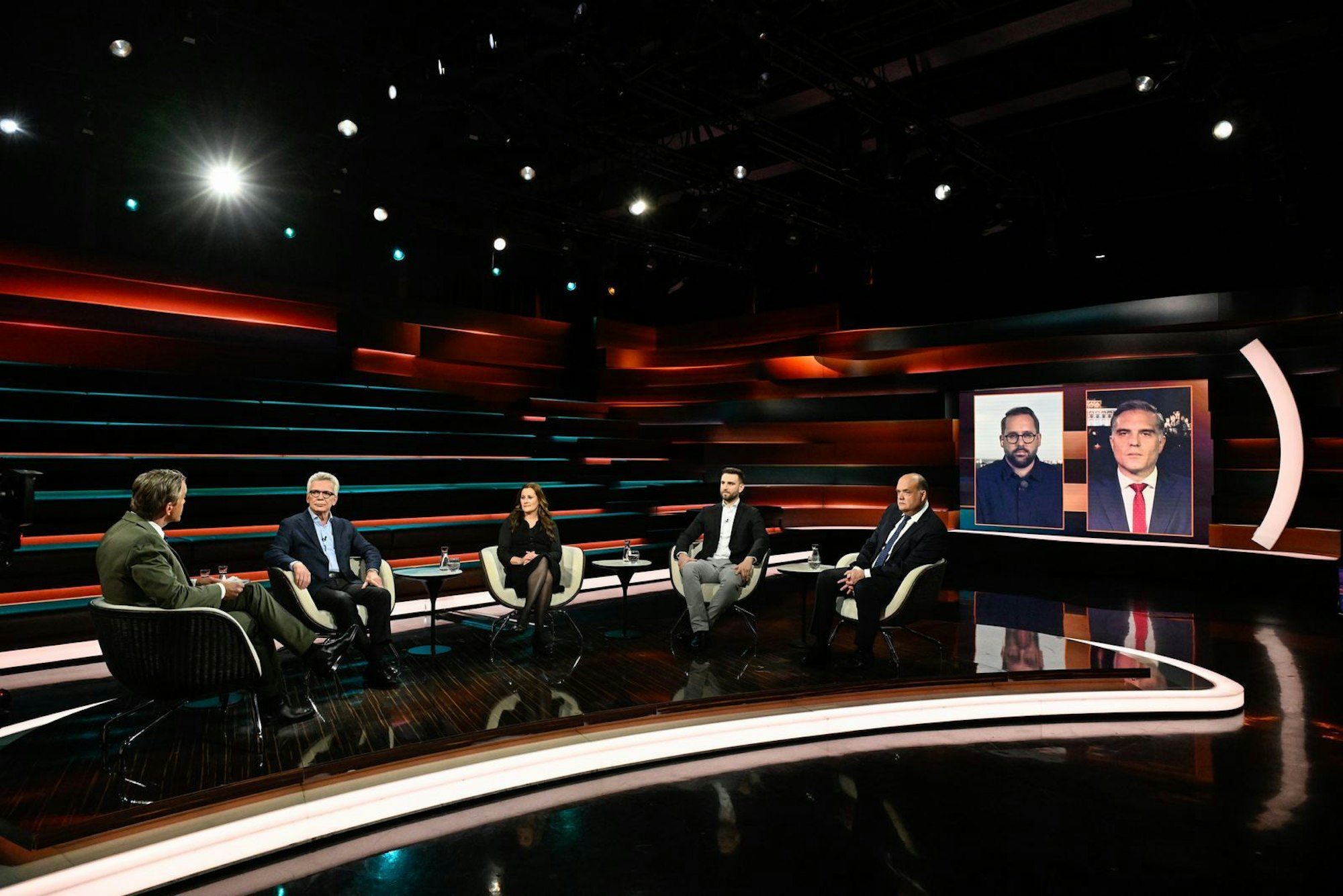 Am Dienstagabend diskutierte Markus Lanz (links) mit Ex-Innenminister Thomas de Maizière (zweiter von links), Linken-Politikerin Janine Wissler (dritte von links), Ex-Bundespolizist Jan Solwyn (Mitte) und den Journalisten Robin Alexander (dritter von rechts), Paul Ronzheimer (zweiter von rechts) und Frederik Pleitgen. (Bild: ZDF / Markus Hertrich)