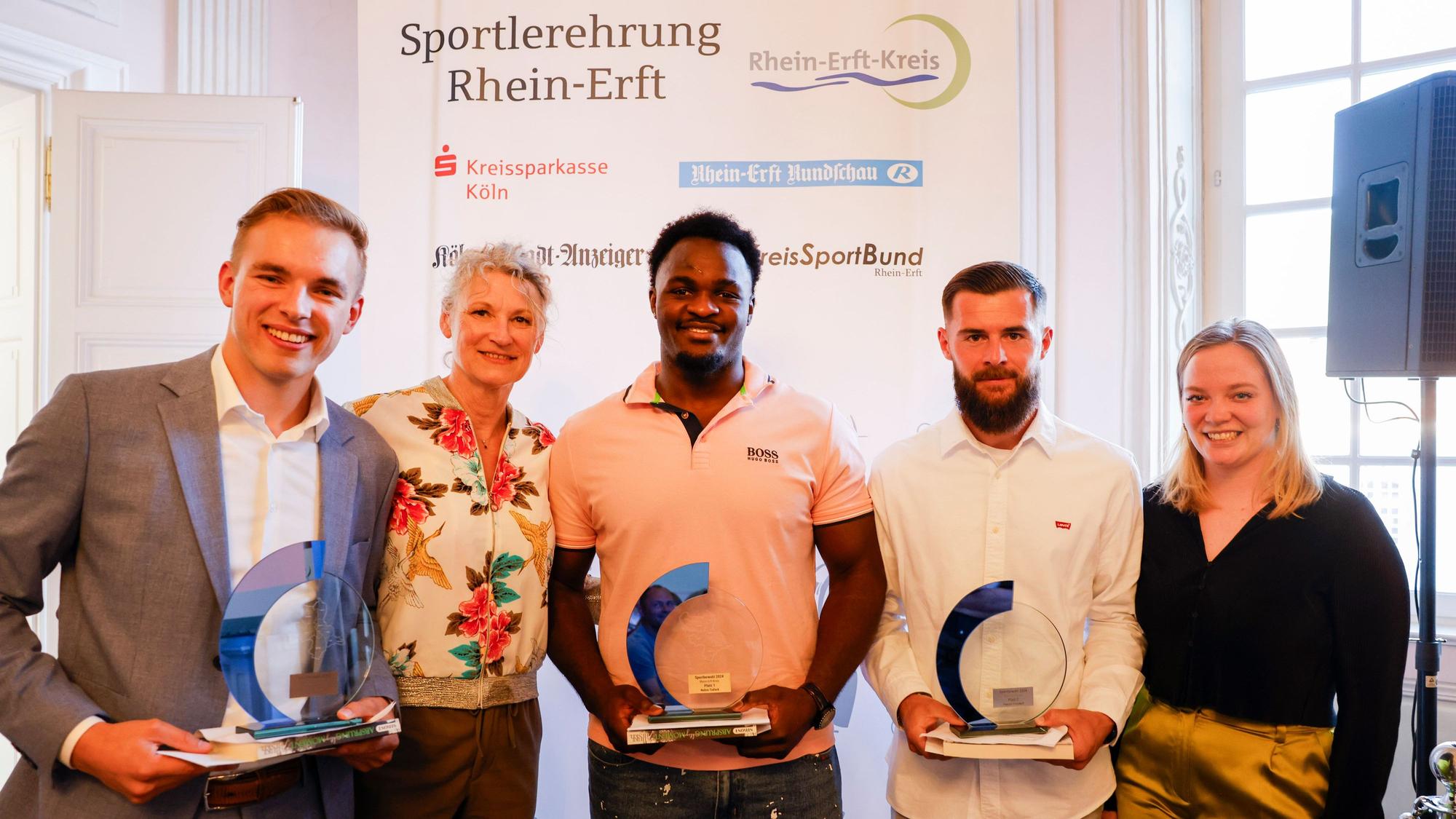 Das Bild zeigt: Nelvie Tiafack (M.), Patrick Friesdorf (2.v.r.) und Timon Dethloff (l.) mit den Paten Heike Henkel (2.v.l.) und Sophia Wirtz (r.).