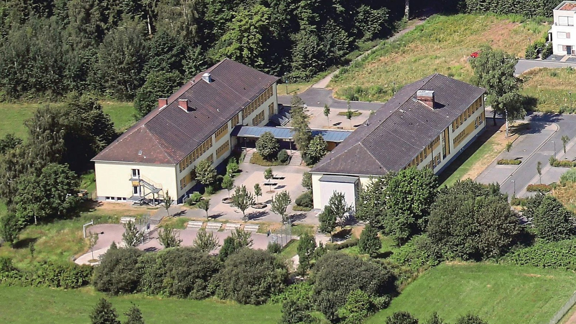 Die Albert-Einstein-Schule in Rösrath-Venauen auf einem Luftbild.