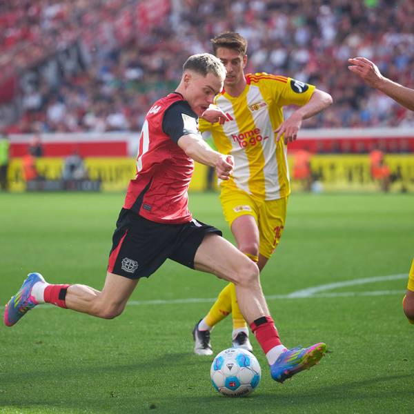 dpatopbilder - 12.04.2025, Nordrhein-Westfalen, Leverkusen: Fußball: Bundesliga, Bayer Leverkusen - 1. FC Union Berlin, 29. Spieltag, BayArena. Leverkusens Florian Wirtz (l) und Rani Khedira von Union in Aktion. Foto: Bernd Thissen/dpa - WICHTIGER HINWEIS: Gemäß den Vorgaben der DFL Deutsche Fußball Liga bzw. des DFB Deutscher Fußball-Bund ist es untersagt, in dem Stadion und/oder vom Spiel angefertigte Fotoaufnahmen in Form von Sequenzbildern und/oder videoähnlichen Fotostrecken zu verwerten bzw. verwerten zu lassen. +++ dpa-Bildfunk +++