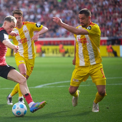dpatopbilder - 12.04.2025, Nordrhein-Westfalen, Leverkusen: Fußball: Bundesliga, Bayer Leverkusen - 1. FC Union Berlin, 29. Spieltag, BayArena. Leverkusens Florian Wirtz (l) und Rani Khedira von Union in Aktion. Foto: Bernd Thissen/dpa - WICHTIGER HINWEIS: Gemäß den Vorgaben der DFL Deutsche Fußball Liga bzw. des DFB Deutscher Fußball-Bund ist es untersagt, in dem Stadion und/oder vom Spiel angefertigte Fotoaufnahmen in Form von Sequenzbildern und/oder videoähnlichen Fotostrecken zu verwerten bzw. verwerten zu lassen. +++ dpa-Bildfunk +++